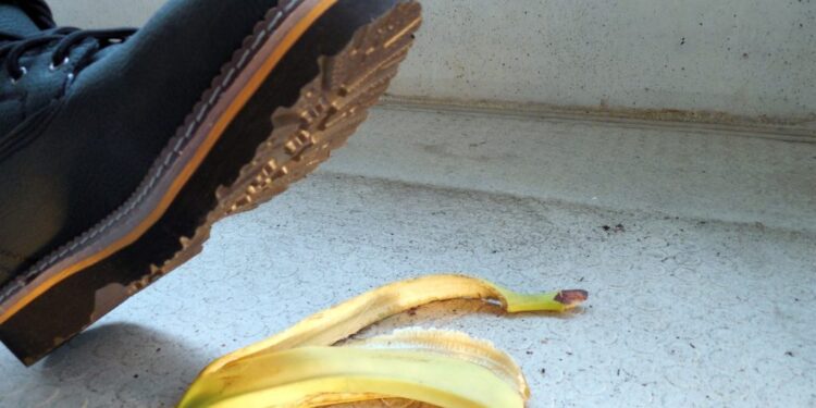 La cáscara de plátano en la vereda… ¿Quien la pisa, se resbala?