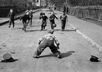 Si las calles son del pueblo, ¿podemos usarlas para jugar fútbol o voley?