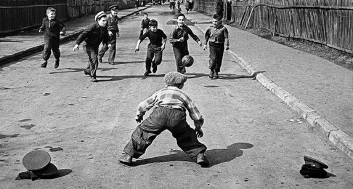 Si las calles son del pueblo, ¿podemos usarlas para jugar fútbol o voley?
