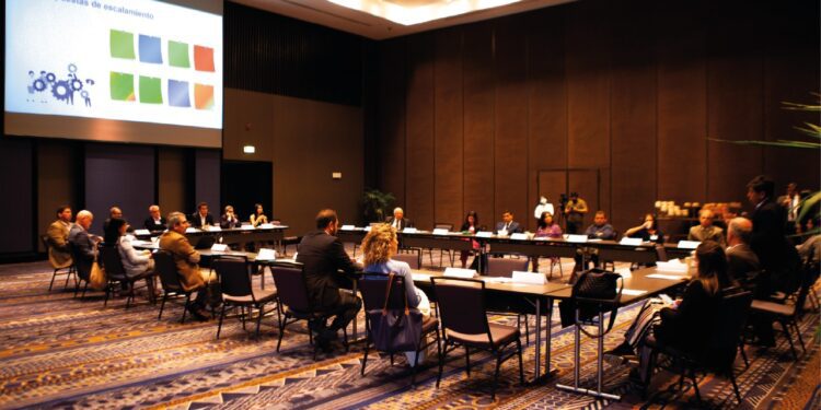 Investigadores británicos lanzan en el Perú modelo de “democracia con resultados”