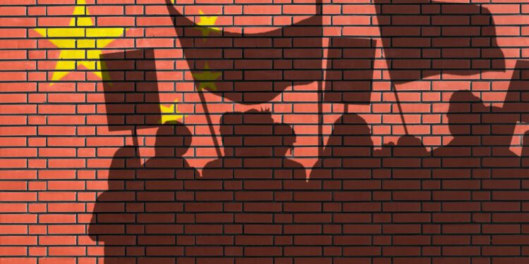 ¿Porqué no se proscribe el comunismo y se fortalece la democracia?