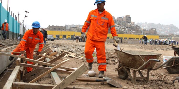 CAPECO alerta: Construcción cae 2.5% en febrero y 4.8% desde octubre 2021