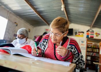 Aulas de Emergencia: 300 madres de ollas comunes culminarán sus estudios escolares