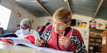 Aulas de Emergencia: 300 madres de ollas comunes culminarán sus estudios escolares