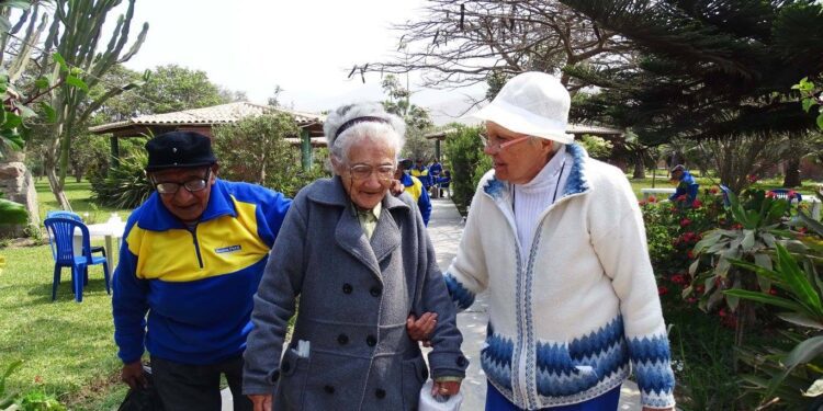 Los ancianos colocados justo en la esquina de la existencia: y esto pasa hoy, pasa en la familia