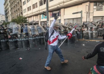 A los valientes de los estrados y los discursos, les cedemos dar la cara en la primera línea