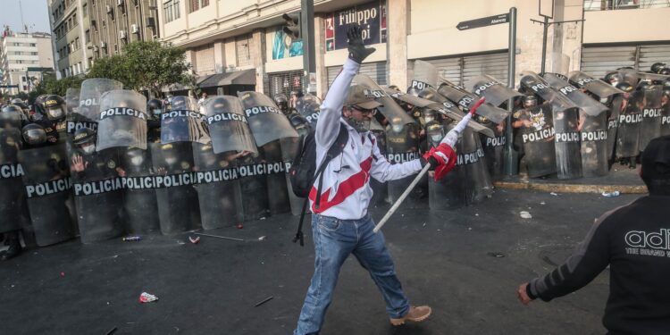 A los valientes de los estrados y los discursos, les cedemos dar la cara en la primera línea