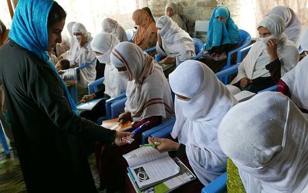 Las mujeres afganas se niegan a callar un año después del regreso de los talibanes