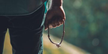 Juan Pablo II escribió una bella carta apostólica donde explica el sentido de la oración del Santo Rosario