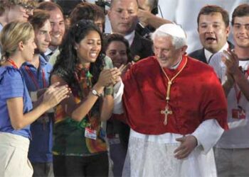 Ratzinger advierte contra protestantización de eucaristía y acceso a confesión