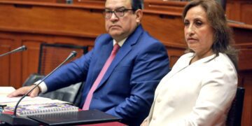 Dina y Otárola, renuncien por el bien del país