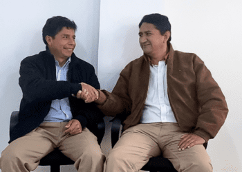 El que tiene rabo de paja, no se arrima a la candela