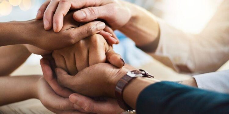 Muy humanos, muy divinos: La delicada fuerza de la confianza