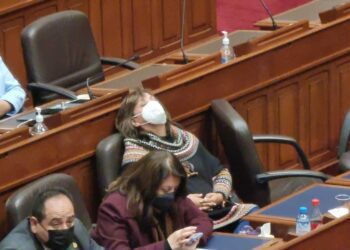 Dina sin rumbo, el gobierno en tres frentes de enredo, cada quien juega “su tiempo”