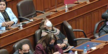 Dina sin rumbo, el gobierno en tres frentes de enredo, cada quien juega “su tiempo”