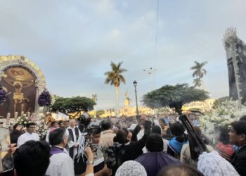 Viernes Santo: Miles acompañaron al Señor de los Milagros en el Vía Crucis en Trujillo