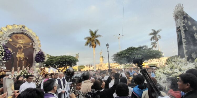 Viernes Santo: Miles acompañaron al Señor de los Milagros en el Vía Crucis en Trujillo