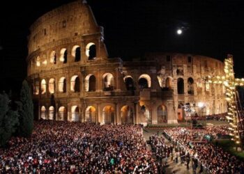 Vía Crucis: Las víctimas de la guerra cargan con la cruz