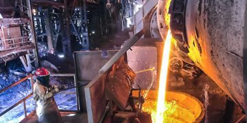 El importante trabajo de transformación de mineral a metal