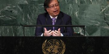 El sometimiento a través del uso de la penetración cultural y política como un crimen