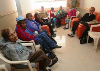 Aumenta la proporción de población adulta mayor de 5,7% en el año 1950 a 13,3% en el año 2022