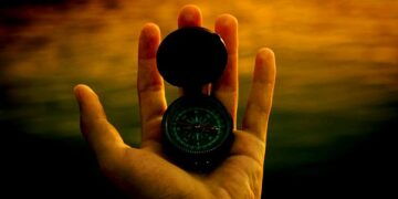 Iban por cuerdas separadas y en este momento se ahorcan juntas: la política y la economía