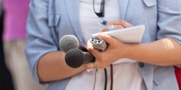 La relación entre ciudadanos, periodismo y política, clave para una democracia sana