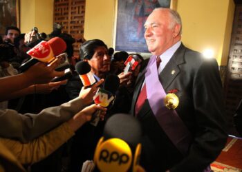 ¡Honor y Gloria señor Vicealmirante Luis Giampietri! La Patria lo saluda