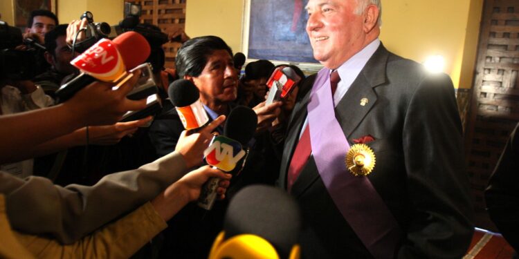 ¡Honor y Gloria señor Vicealmirante Luis Giampietri! La Patria lo saluda