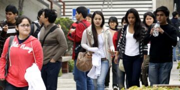 Abandonados: peruanos en el exterior, peruanos en el interior