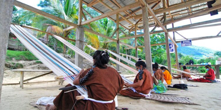 Los países necesitan comunidades fuertes e individuos empoderados para salir de la pobreza