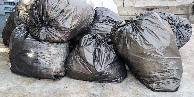 Muchos escombros bajo las sombras: la suciedad es la política