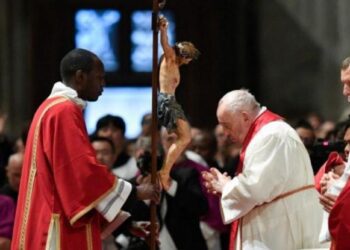 Viernes Santo: El Papa presidió la celebración de la Pasión del Señor