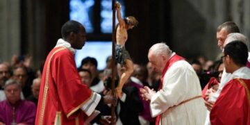 Viernes Santo: El Papa presidió la celebración de la Pasión del Señor