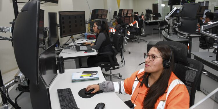 Quellaveco, la mina digital operada por mujeres en Moquegua