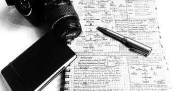 ¿Qué dices?: “de formación periodista”. No señor, debe decir: “deformación de periodista”