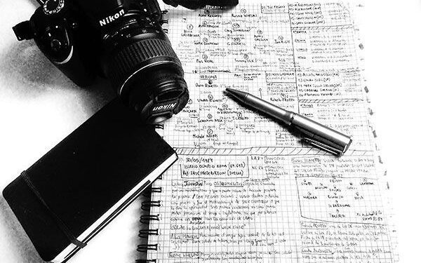 ¿Qué dices?: “de formación periodista”. No señor, debe decir: “deformación de periodista”