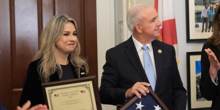 Revista Semana y periodista colombiana Vicky Dávila son reconocidos en Congreso USA