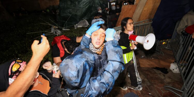 Pro-Israel y propalestinos se enfrentaron en la Universidad de California en Los Ángeles (UCLA)