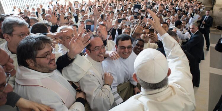 Muchos sacerdotes carecen del “salvavidas” que representa un “sentido de pertenencia”