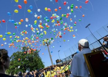 ‘Los padres, la familia, hacen crecer a las personas’, recordó el Papa