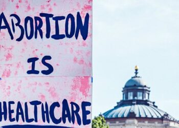 ¿Qué hace un Cardenal en una convención política en cuyas afueras se están matando niños?