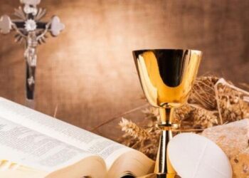 Manuel Tamayo, un Sacerdote de otros tiempos, luciendo la camiseta de la Fe