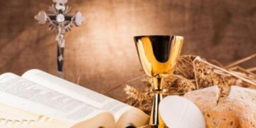 Manuel Tamayo, un Sacerdote de otros tiempos, luciendo la camiseta de la Fe