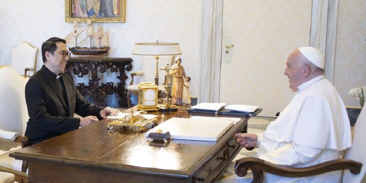 Francisco: Lo demandante de ser Papa, el sueño de ir a China y la gestión de las críticas