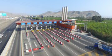 ¿No existe un requisito que obligue a contar con vías alternas para cobrar peaje?