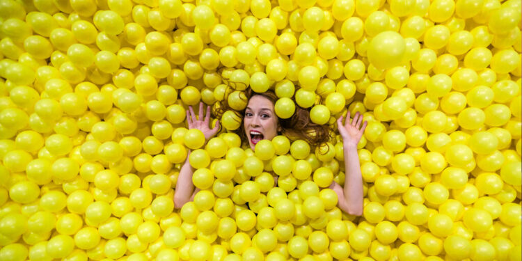 “La generación ansiosa” de Jonathan Haidt: ideas para los que crecieron con el móvil en la mano