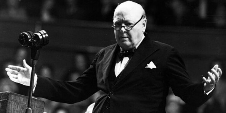 Winston Churchill: “No tengo nada que ofrecer, más que sangre, esfuerzo, lágrimas y sudor”.