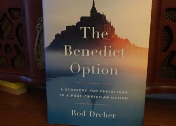 La Opción Benedictina: Una estrategia para los cristianos en una nación postcristiana