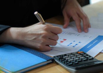 En el 2025: Simplifica tus finanzas con estas estrategias